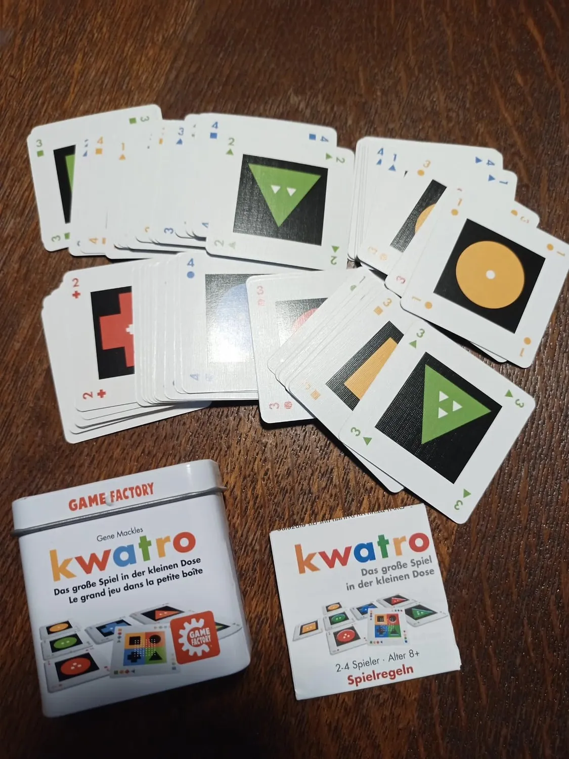 Game Factory Kwatro 646195 Kartenspiel in Metalldose